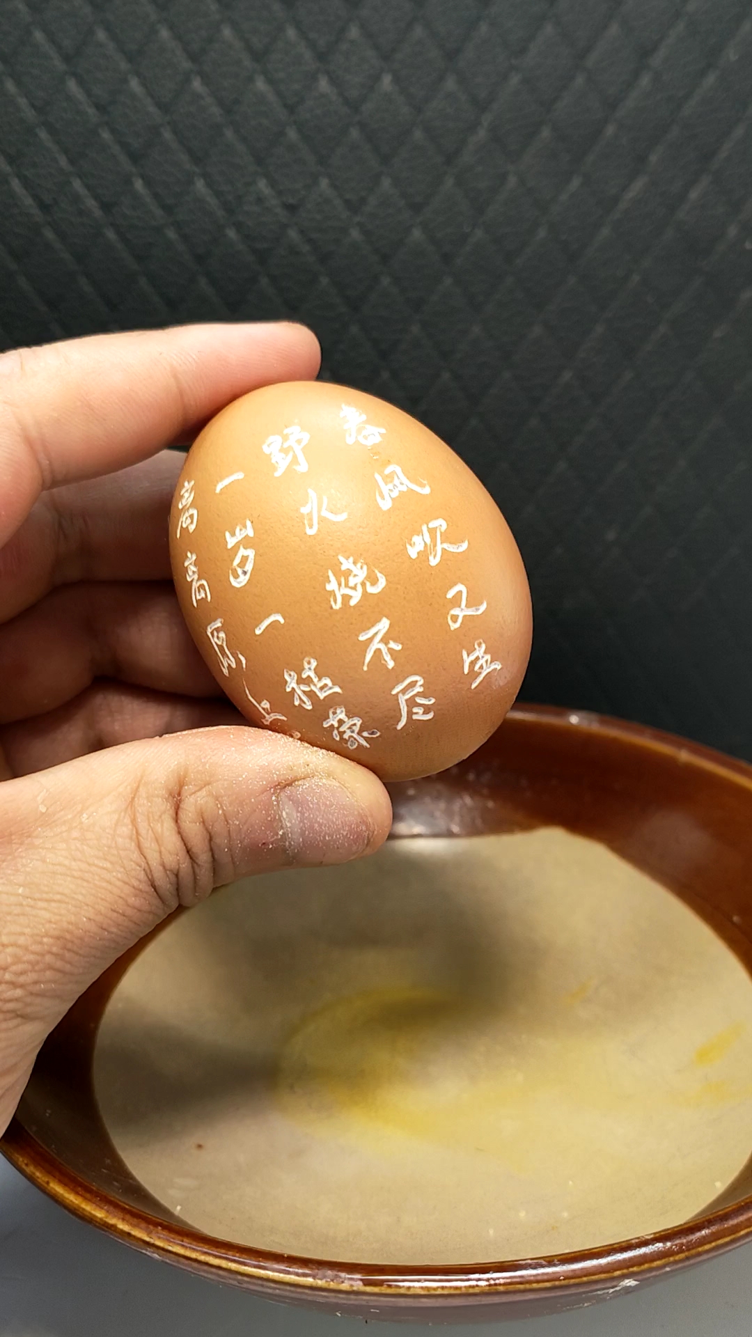 #寻找最牛手艺人#在鸡蛋上作诗作画搞艺术