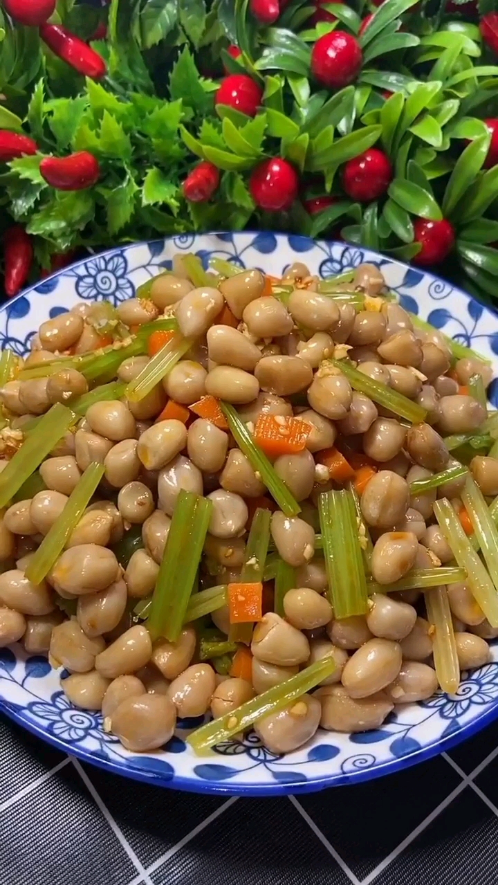 #美食#今天做一道小凉菜,芹菜花生米