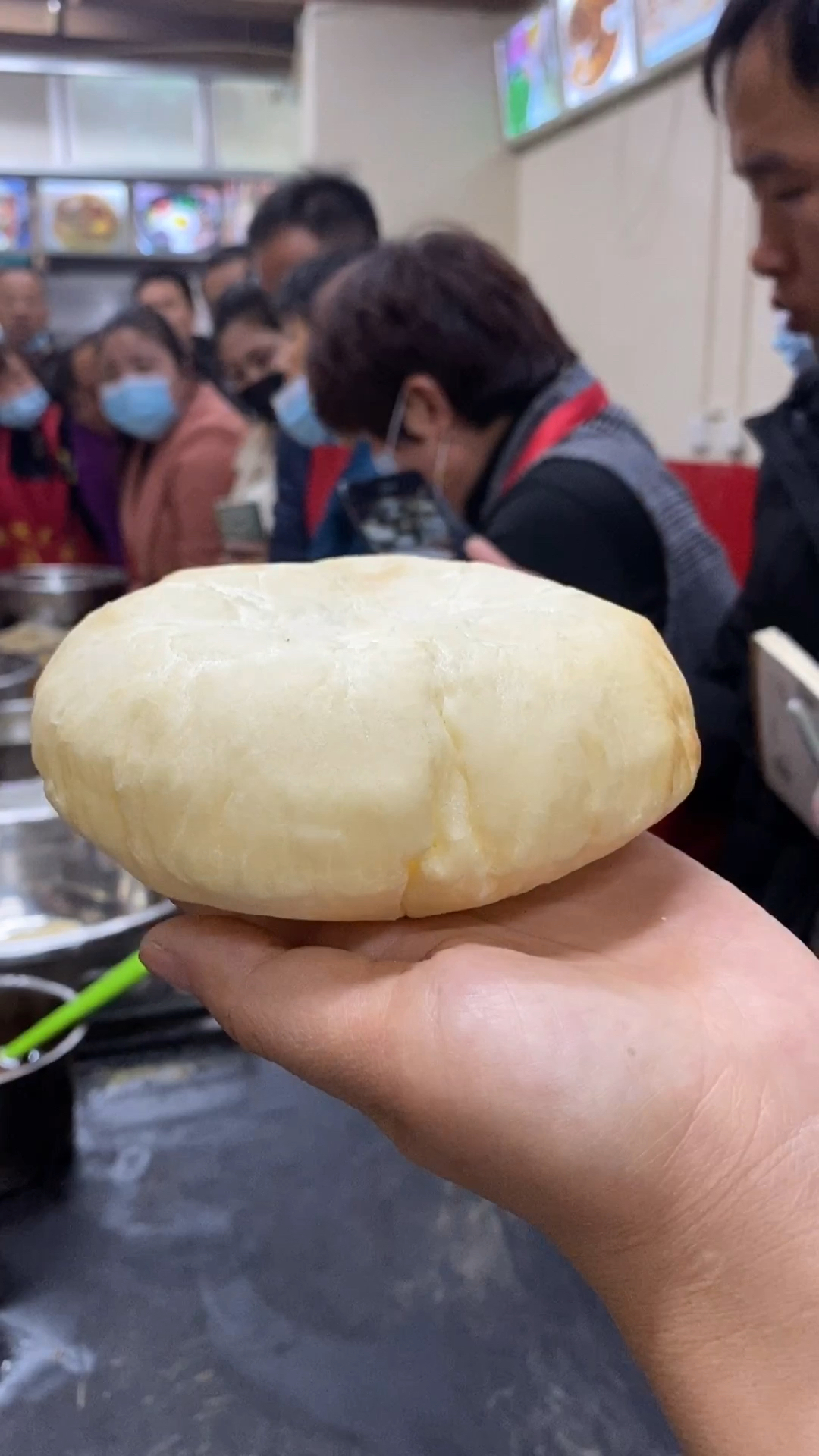 灌汤烧饼手工制作中间空心,和面比例油酥做法卤汤配方缺一不可,我把配方分享给你