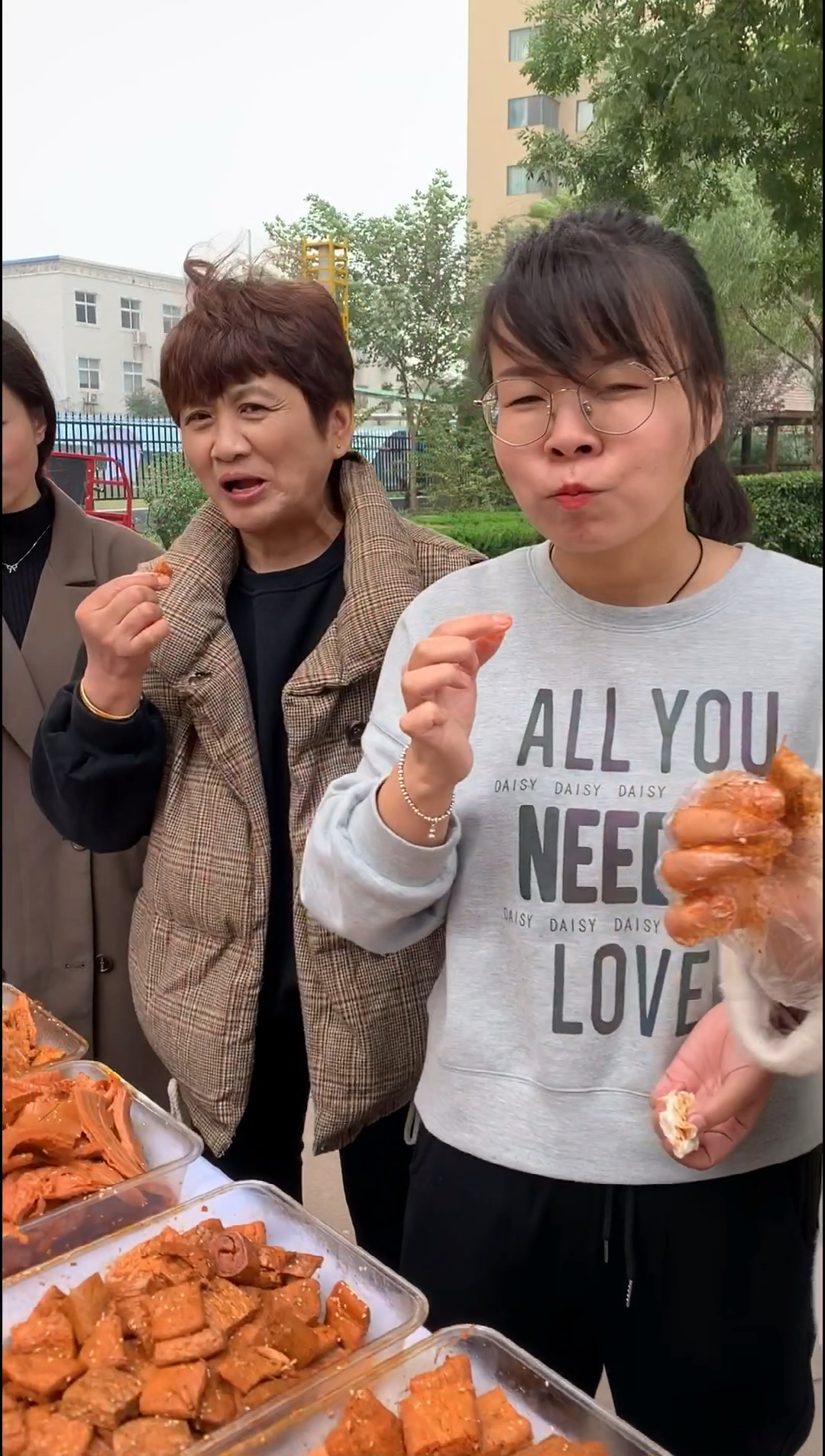 在家闲着无聊,去小吃街卖手撕素肉,本来图个乐呵,没想到一天到晚忙不停