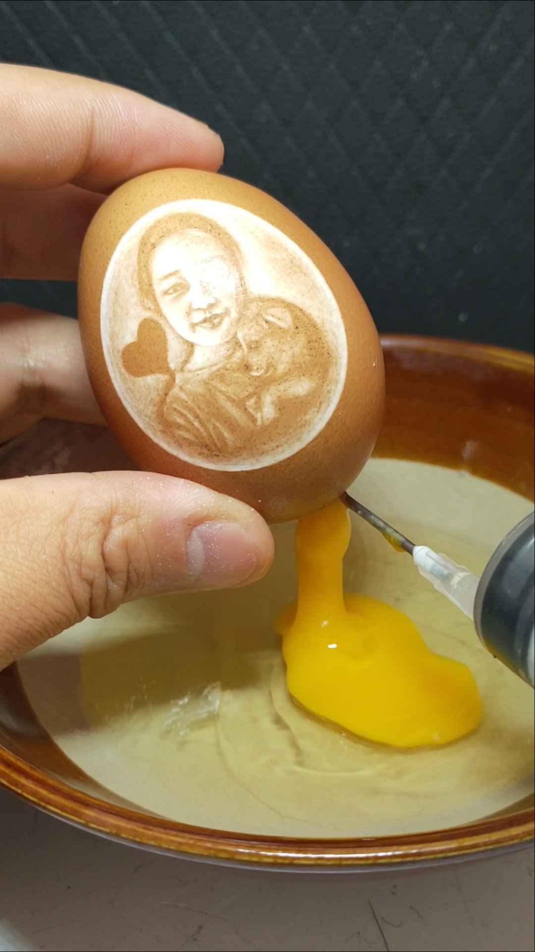 #寻找最牛手艺人#在鸡蛋上给女朋友雕刻照片送给她做礼物