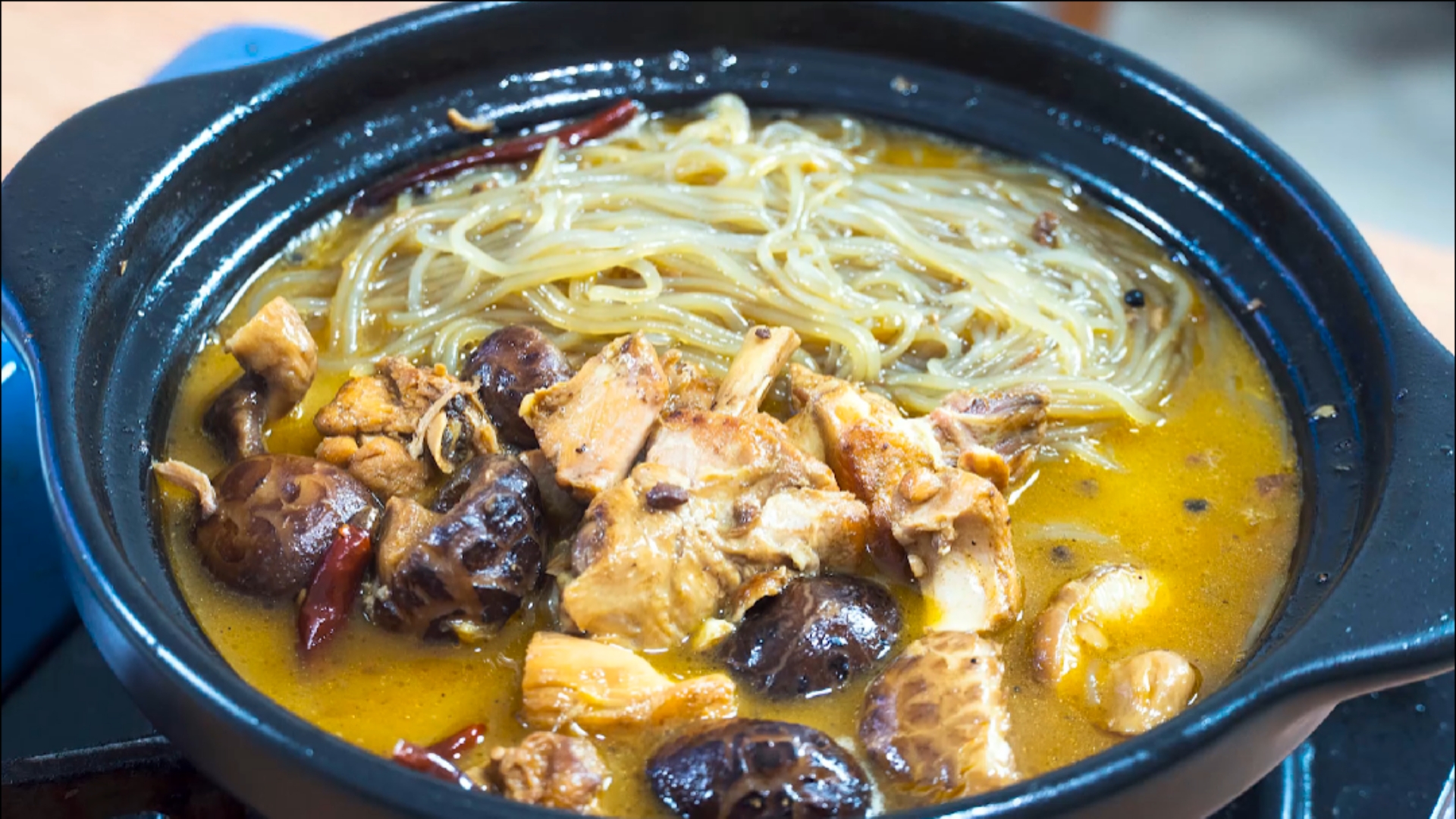 #冬季进补计划#小鸡炖蘑菇最正宗的做法,鸡肉香而不柴,汤汁浓郁,上桌汤都不剩