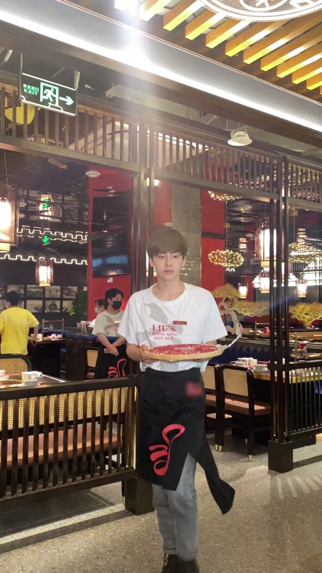 重庆崽儿都吃过的火锅店现身最帅服务员#火锅男友@重庆刘一手