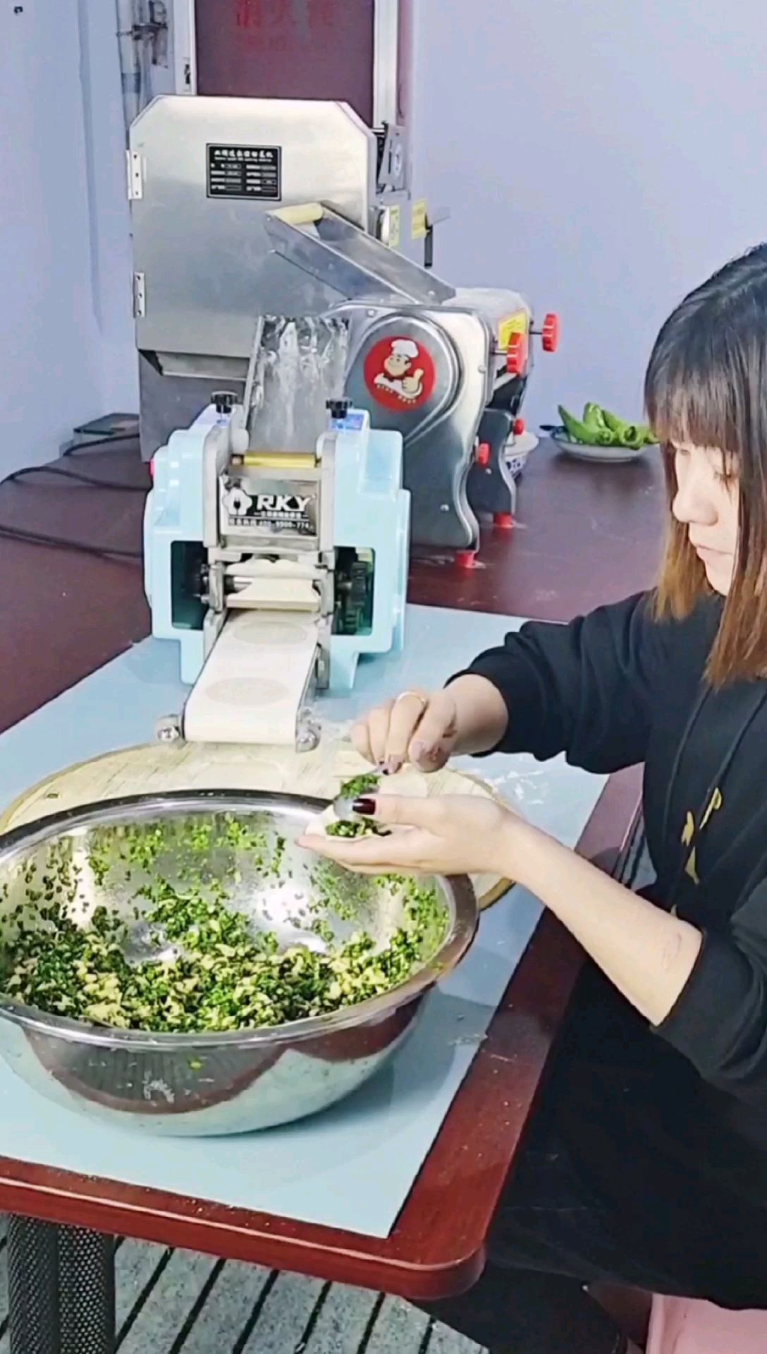 #优秀如我#仿手工饺子皮机,黑家饺子馆的高效秘密武器。