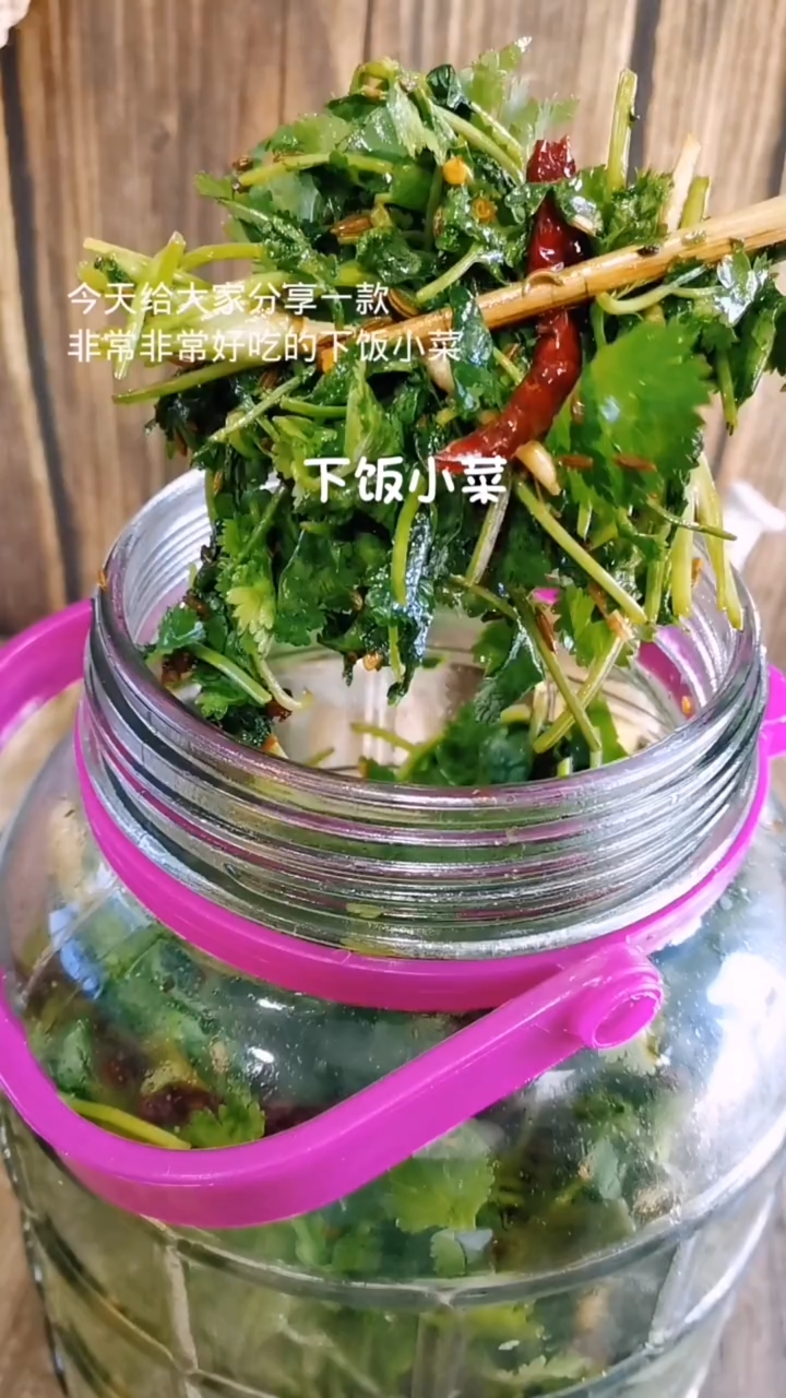 早上起来没有胃口,来碗稀饭配上这个小菜让你胃口大开。
