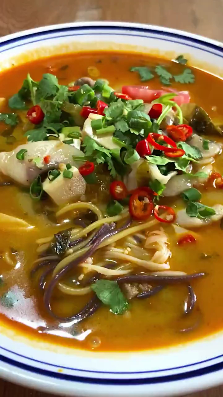 #美食看中国#特色美食五谷鱼粉,有三鲜麻辣番茄三种口味!