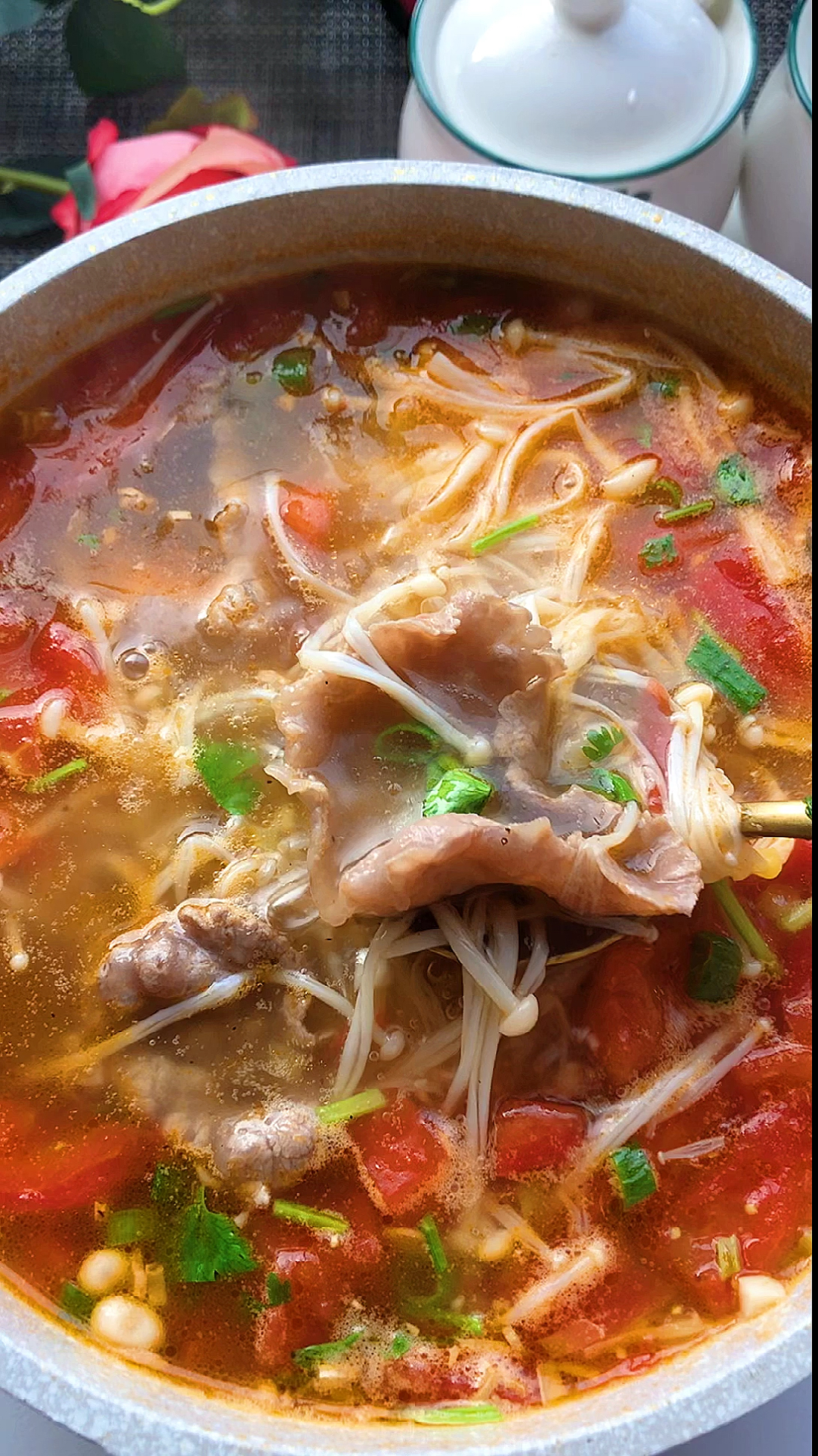 #今天吃什么#好吃好喝的金针菇牛肉汤,酸爽开胃到汤都不剩