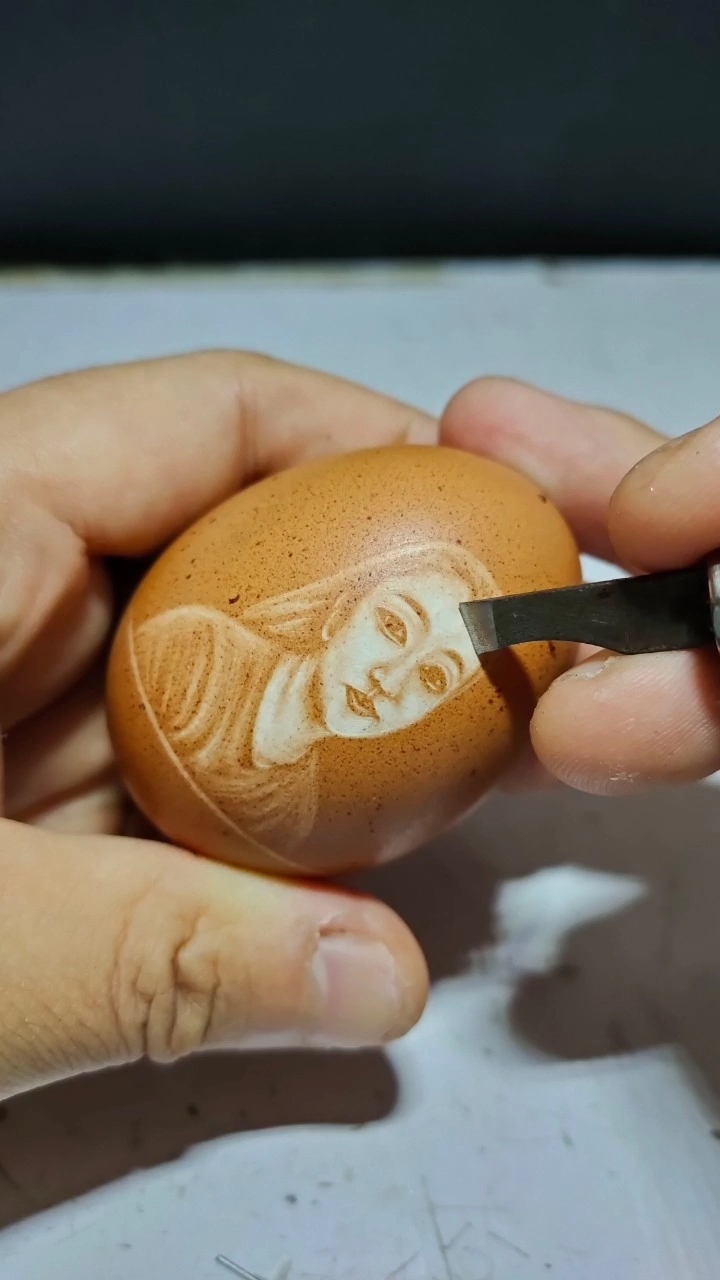 #快要憋疯的你#鸡蛋上作诗作画还雕刻