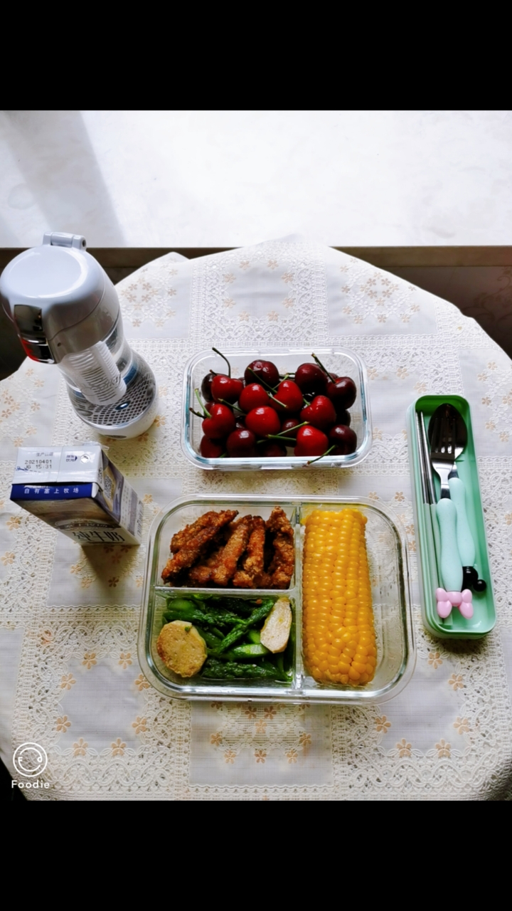 记录初中生活,初三.夏季。第四十五天午餐,小酥肉,鸡肉丸炒芦笋,玉米,樱桃,牛奶