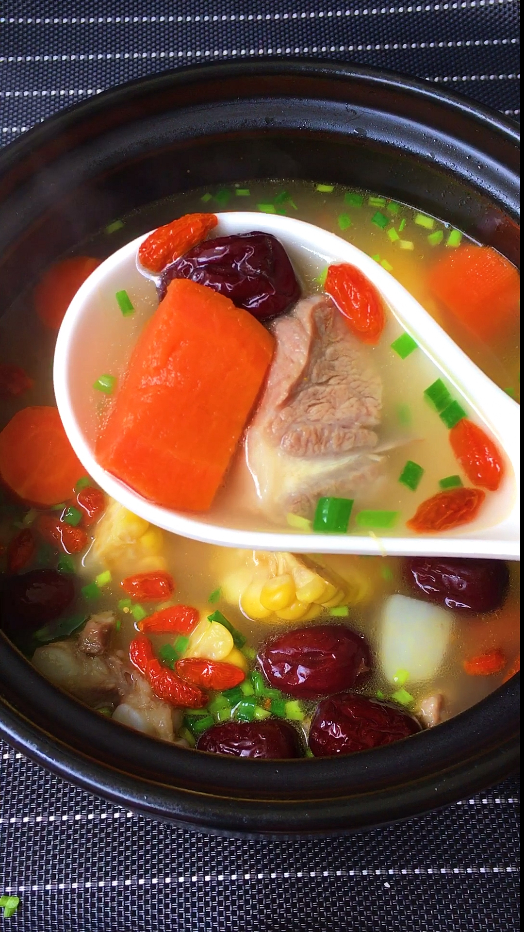 #美食#为爱的家人煮一碗这样的汤,胡萝卜玉米山药排骨汤,太好喝了