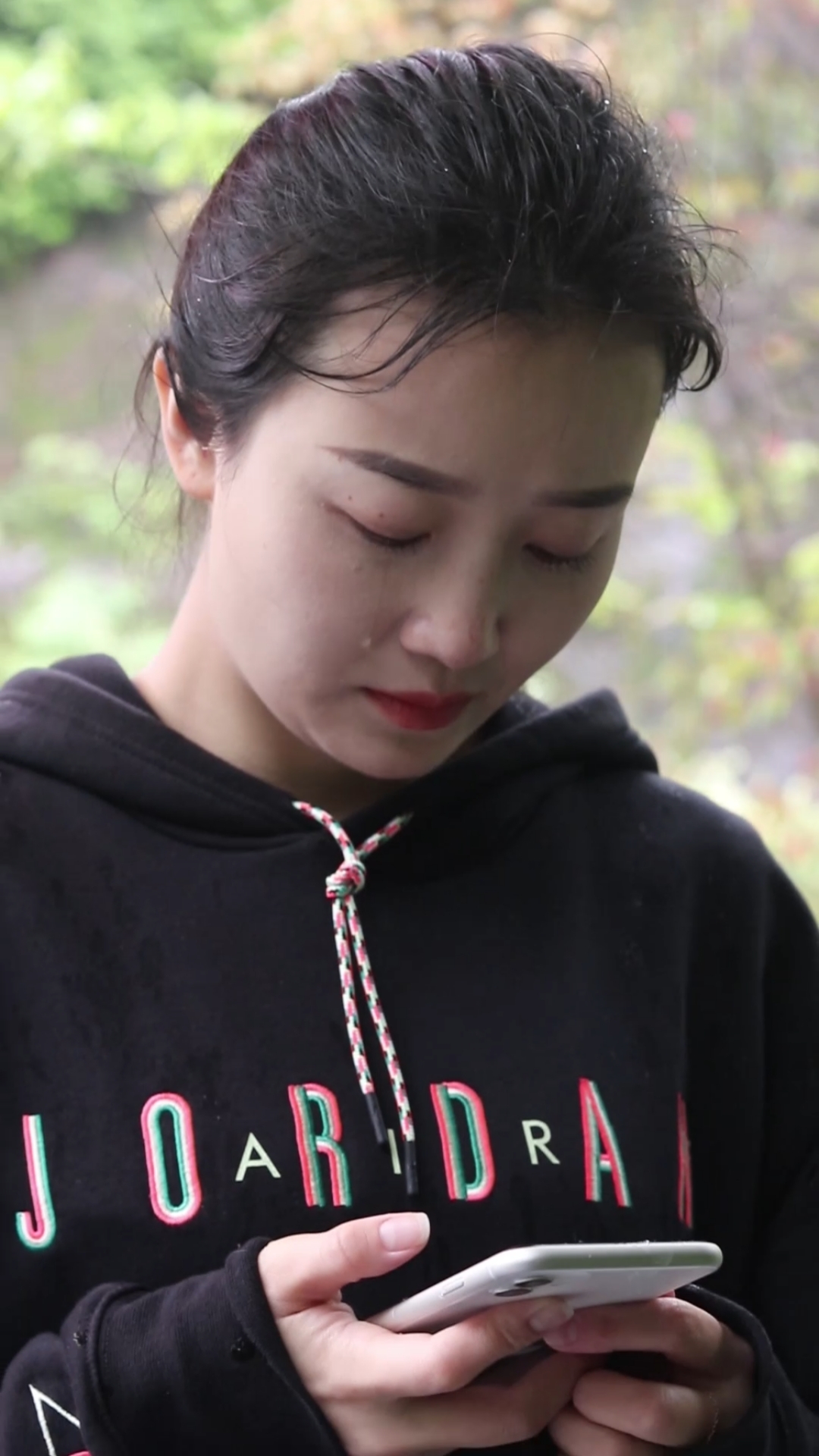 本集是根据粉丝投稿的真人真事改编的一段凄美的爱情故事!“人生难,放手更难”