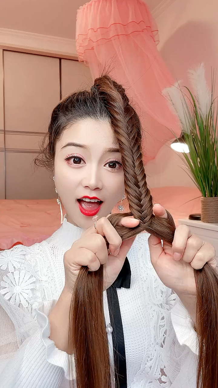 #全民最火编发#啊啊～鱼骨辫教程来了,突然觉得鱼骨辫好简单,看一遍就会了,不信你试试看