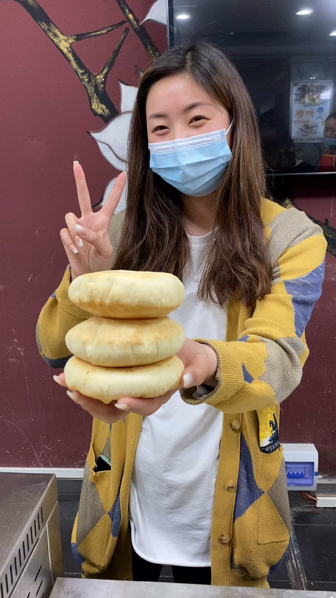 #风味人间#现打手工热烧饼夹上鸡汤卤制豆皮豆串,咬一口满嘴香,忙的顾不上休息
