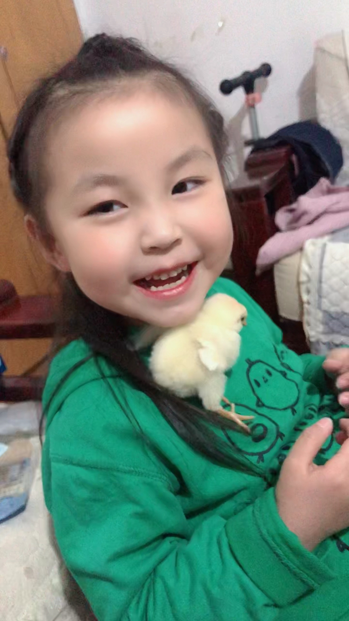#小鸡jaki在哪儿#看看我们家的闺女和一只小