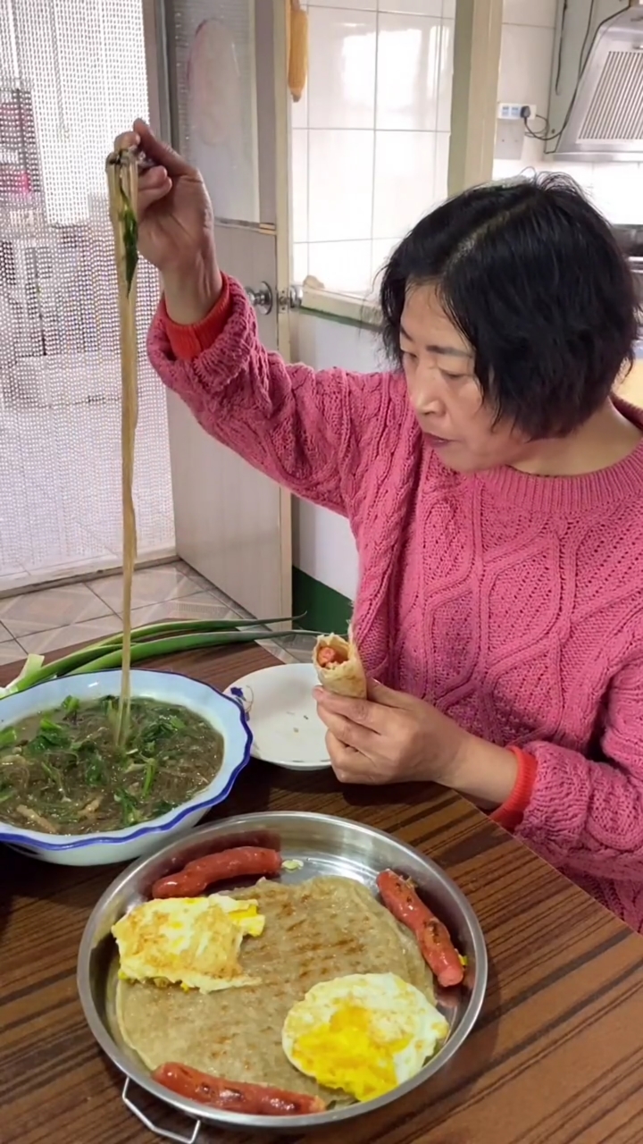 东北大姐到饭点了,炼点肥油做个粉条菠菜汤,再烙几张手抓饼,和老公一起吃的特别香