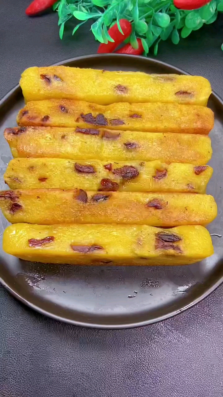#美食#玉米粉和糯米粉蒸出的年糕，软糯香甜不沾牙。