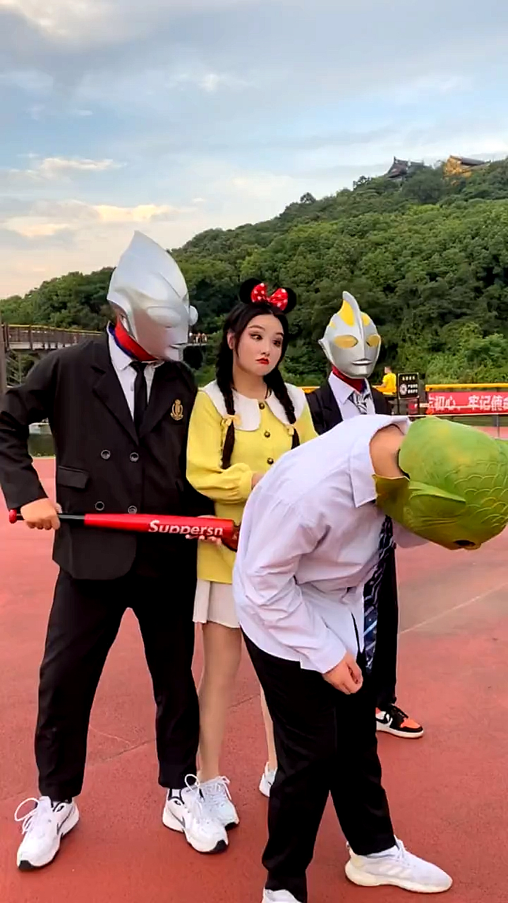 #奥特曼#鱼头怪实在太可恶了,幸好有奥特曼哥哥在!