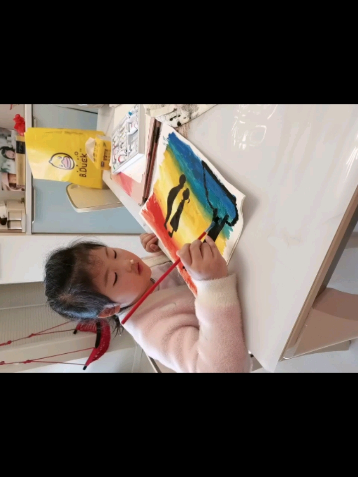 哥哥做美术作业,妹妹怎么能错过画渐变背景还闹了情绪,说自己的不好看