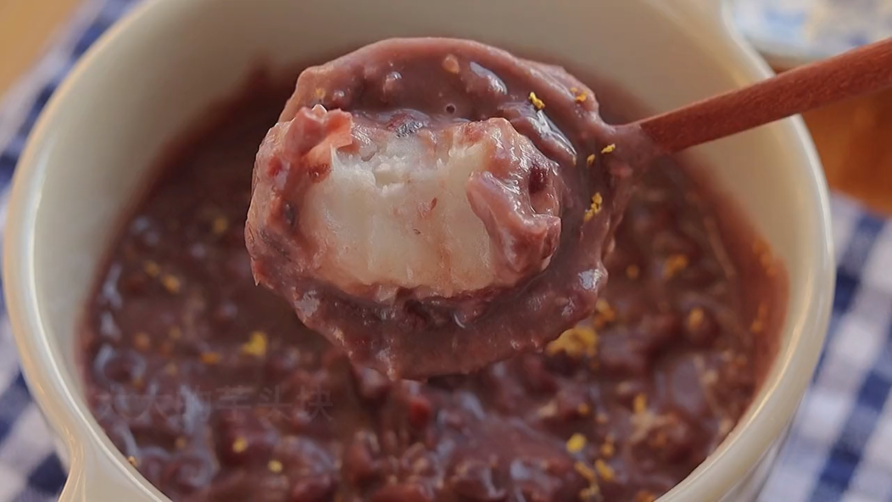 热呼呼的红豆芋头甜汤