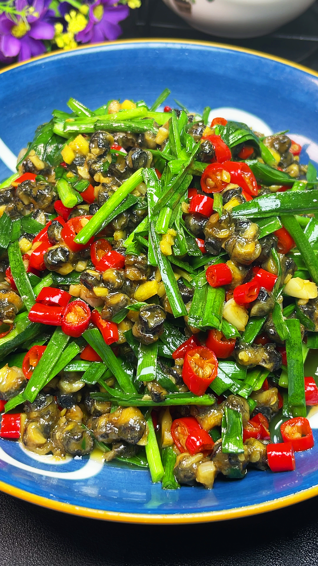 #秀出你的拿手菜#找回儿时的味道!去田里捡一大盆田螺!炒一盘韭菜炒田螺,下酒又下饭。