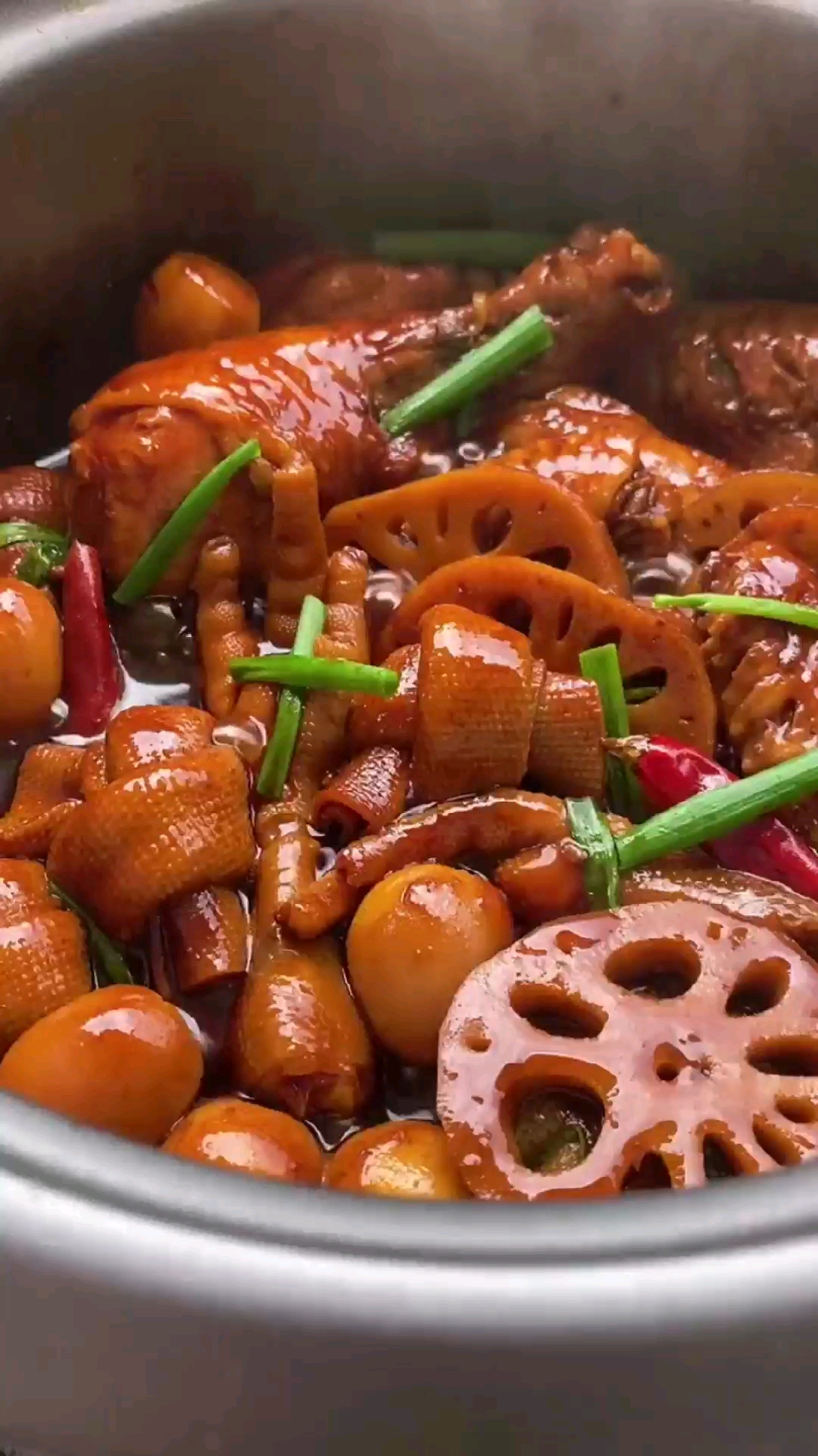 #看8菜有食欲#电饭锅鸡爪莲藕卤味锅的做法