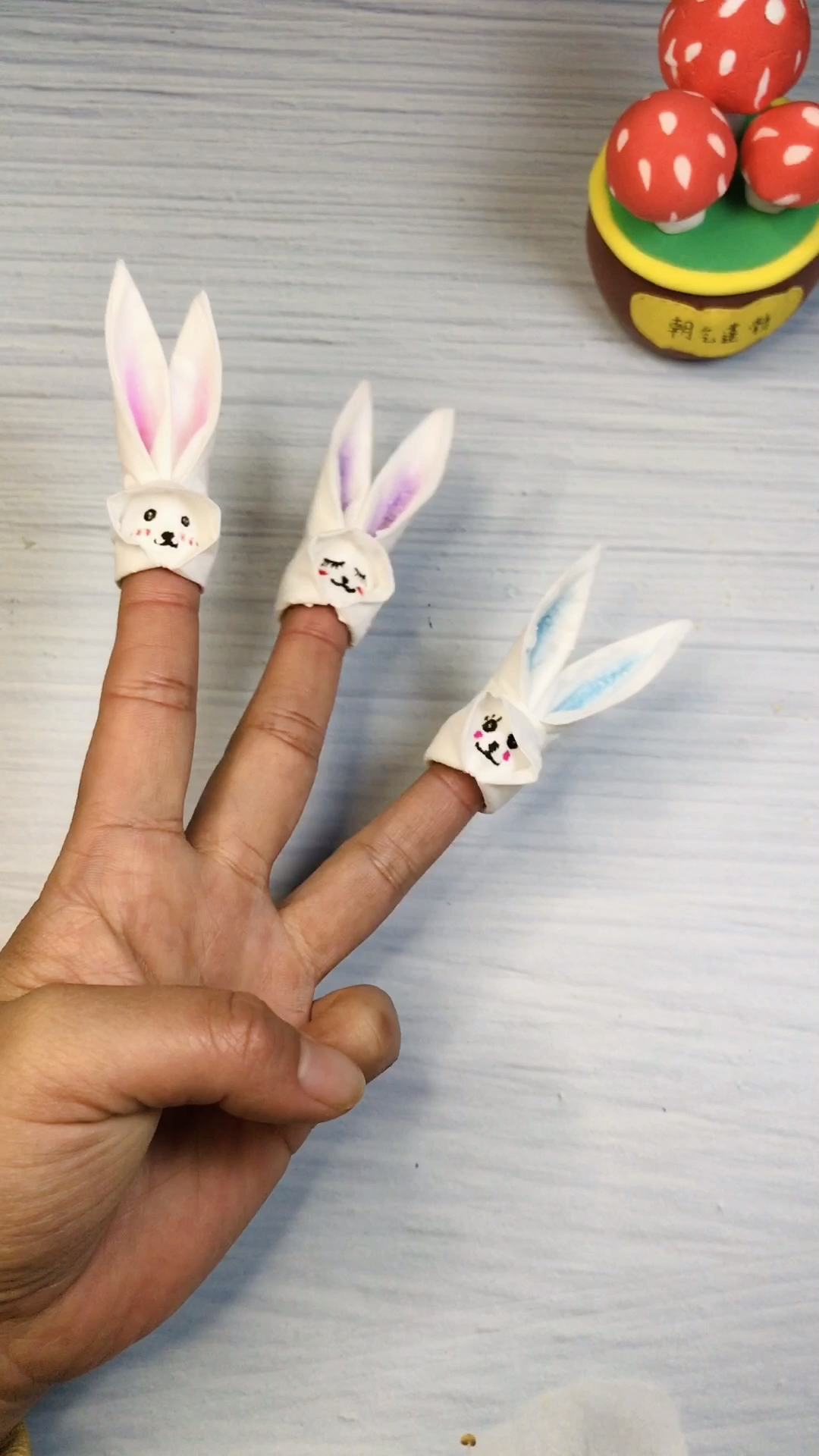 #手工折纸#用纸巾做小兔子手指玩偶