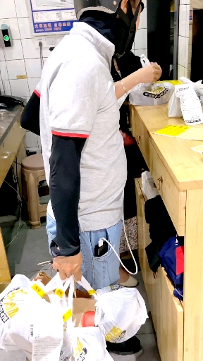 虽然是个小店,但是我们专注做大碗牛肉面,保证口味和品质,算算账比那些大店挣的多