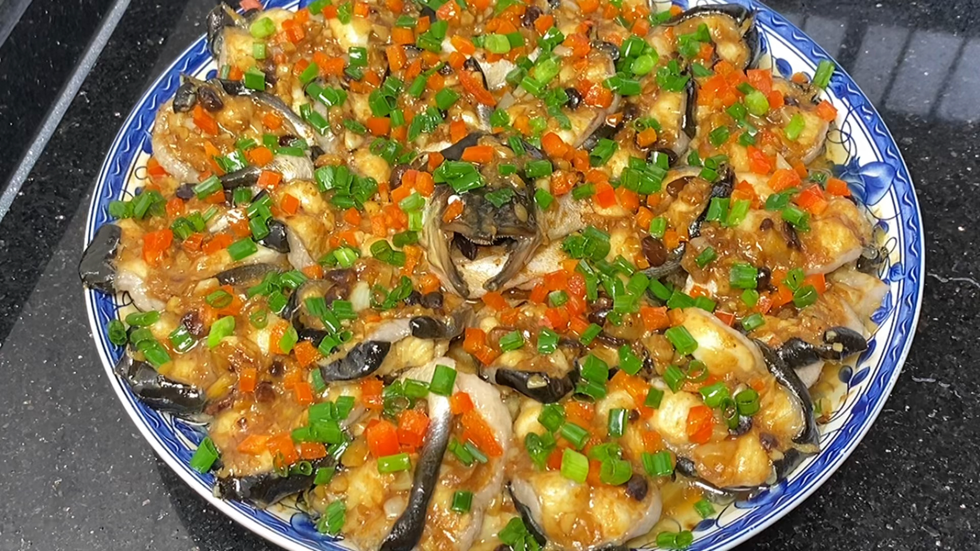 #美食#酒席餐桌上豉汁蒸鳗鱼，教你在家做鲜香滑嫩，只用一种调味品就行