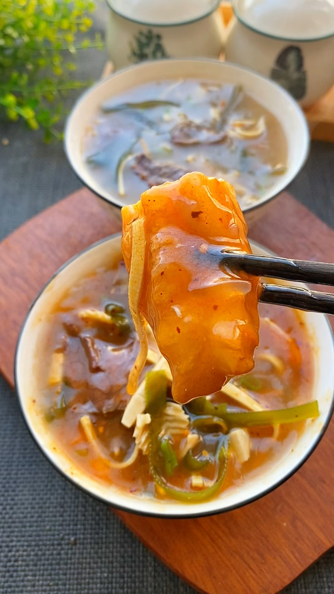 早上来上一碗胡辣汤,配上现炸的小油条,真的太美味了