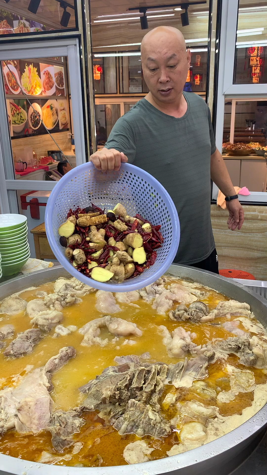 家庭版配方;羊肉500克羊骨750克羊油50克陈皮5克草果1个良姜9.8克白芷4.9克丁香