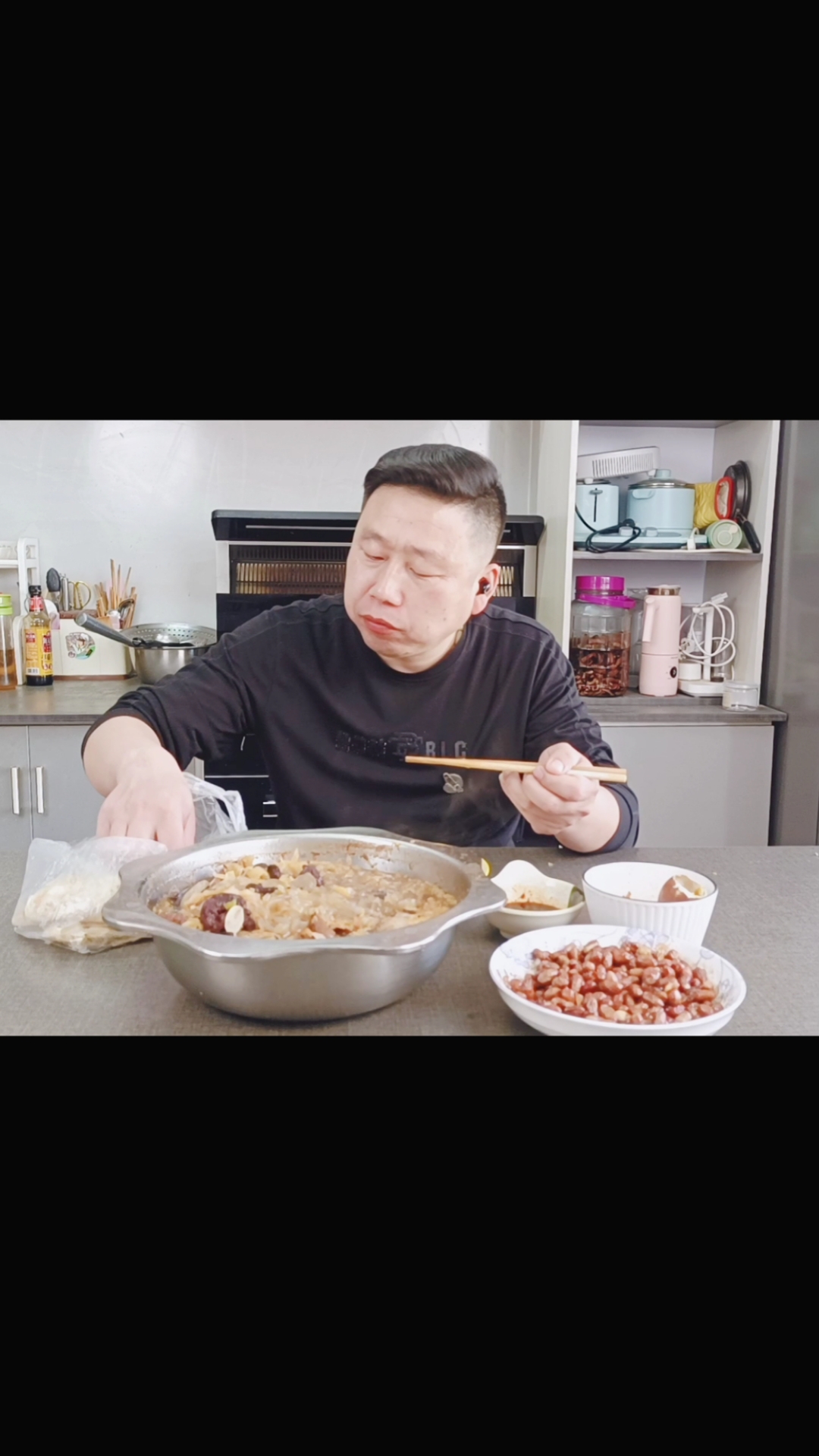 东北三大菜系“猪肉血肠炖酸菜”,城里花钱吃不到的美味,太香了