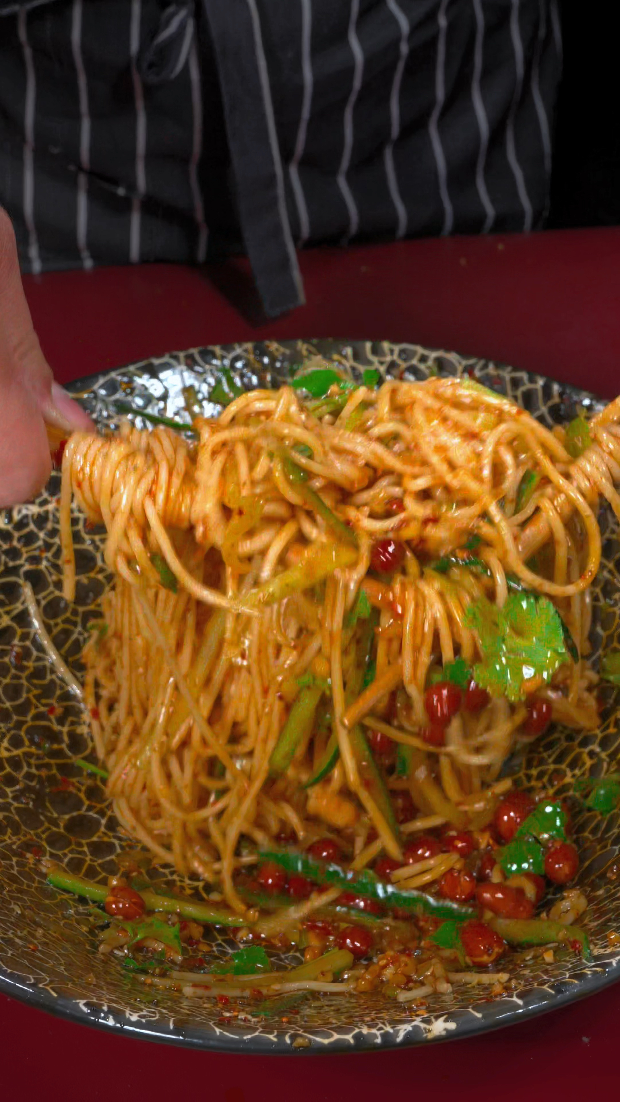 天气热自己在家也能做出麻辣好吃的干拌面