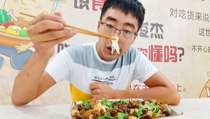#夏食记#83买3斤半碟鱼头,做“红烧碟鱼头”入口香鲜,小伙翻车了