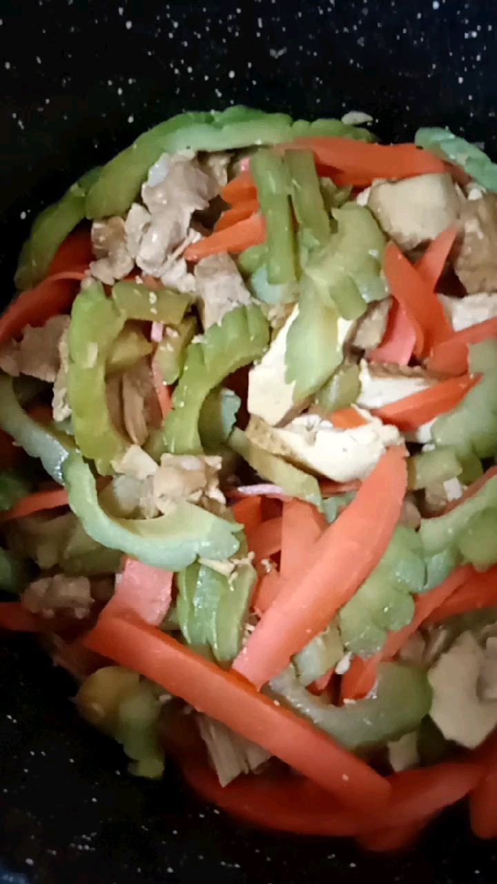 #在家做个拿手菜#猪肉苦瓜红萝卜炒豆腐皮