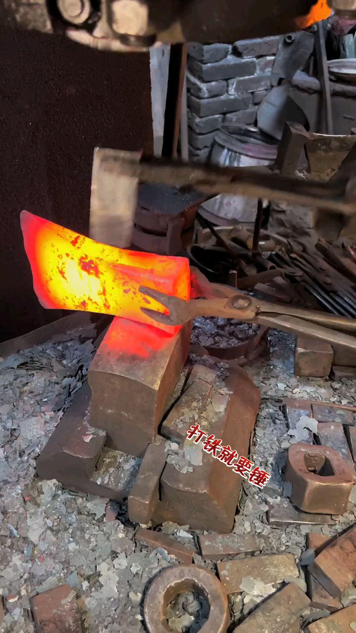 这个斧头好像是我小时候砍柴用的