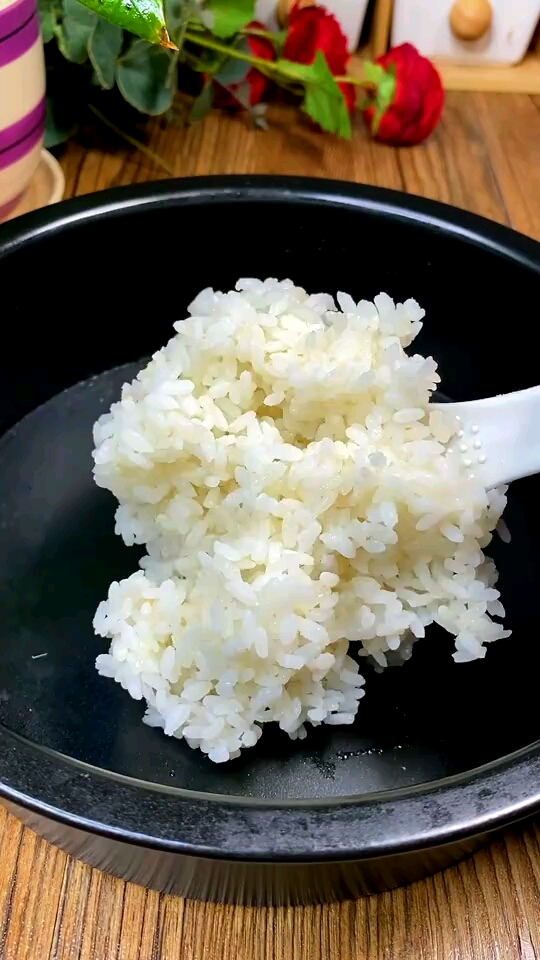 匆匆忙忙,简简单单给自己做了个生日蛋糕,家里就这点材料了