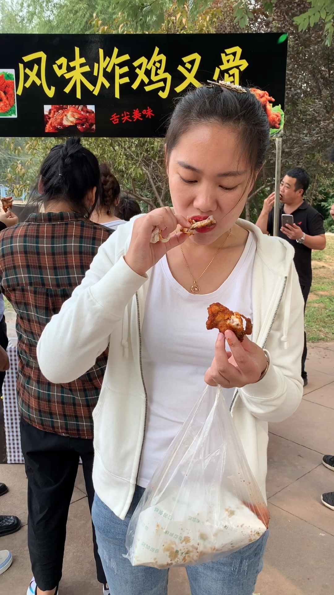 当你害怕丢面子的时候,丢的是人民币,这年头面子真的不值钱,靠自己摆摊卖油炸鸡叉骨