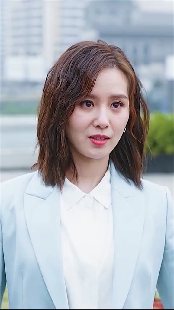 #刘诗诗#每次看到刘诗诗都会莫名的心动,天鹅颈美的有点过份