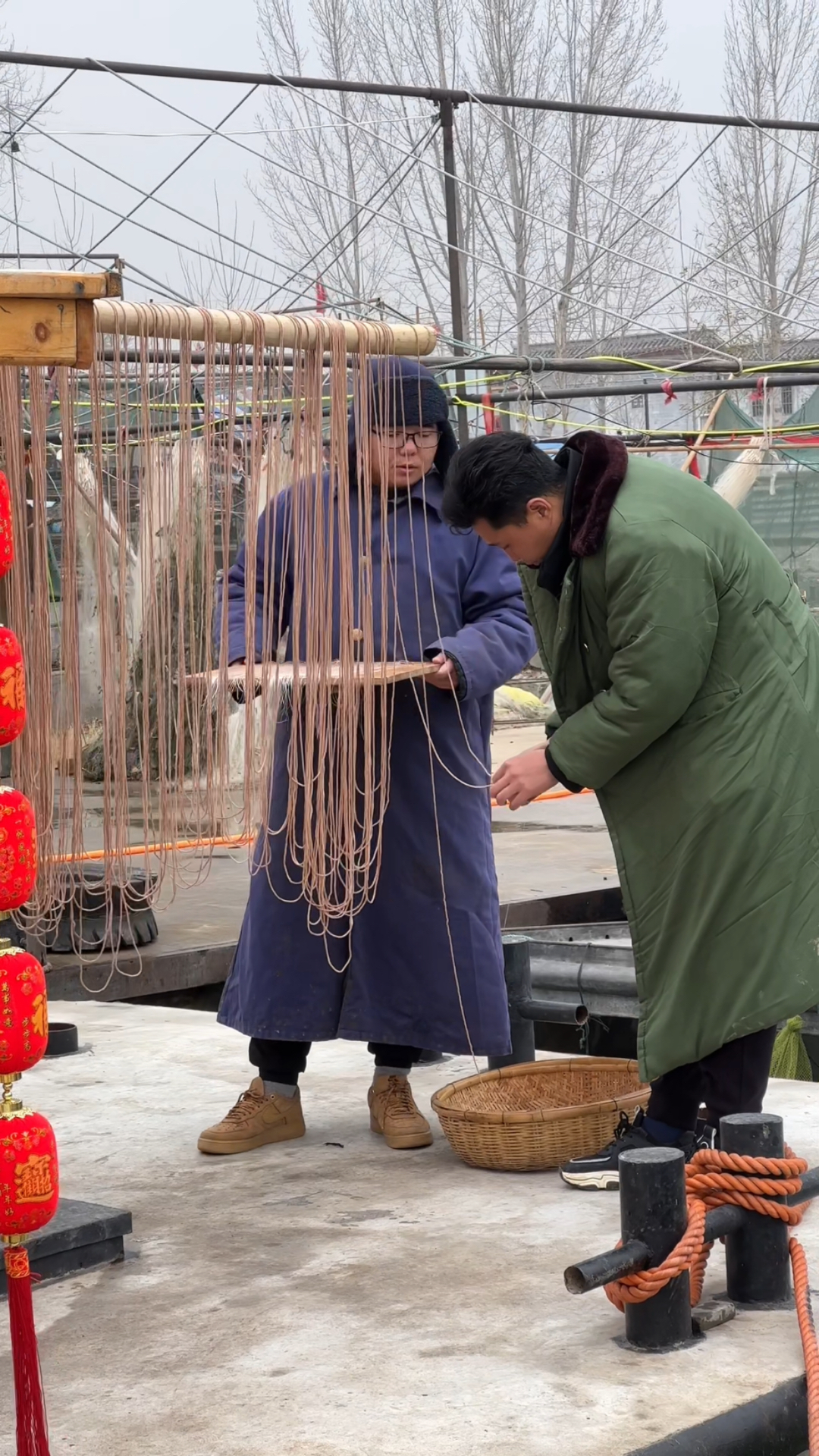 #乡村生活#猪血煮过的鱼线坚韧不易断，再扎点排钩去会会湖里的鱼儿们