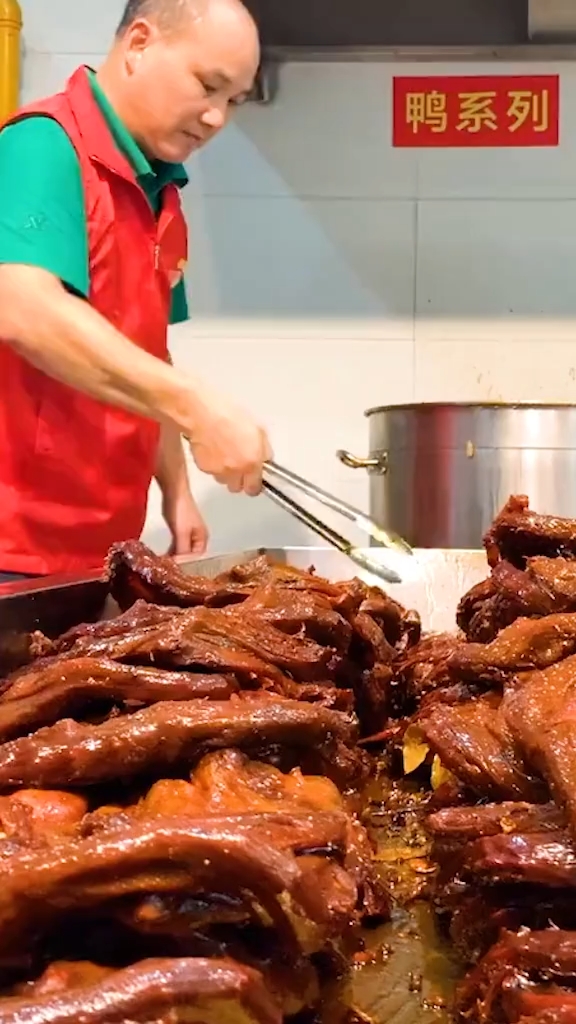 坚持13年,用两年以上的老麻鸭,只做正宗湖南手撕酱板鸭,吃起来很有嚼劲!