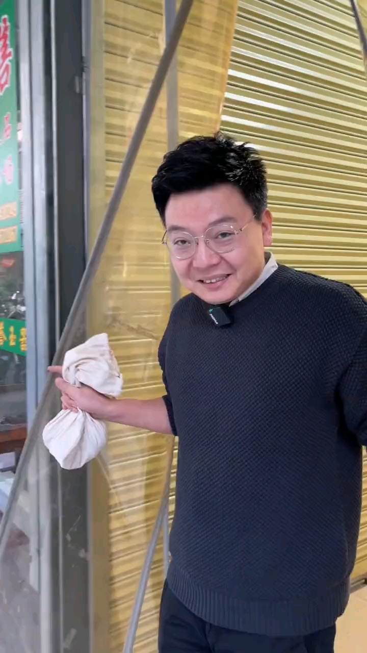 这手有种有色的鸡油黄手镯,应该符合姐姐们的胃口了吧!#珠宝首饰#翡翠手镯