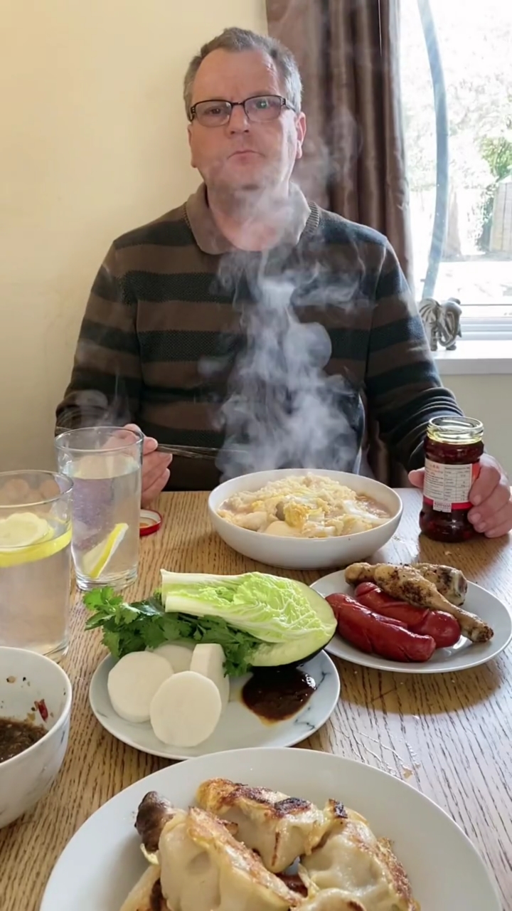 远嫁英国的东北大姐给老公做的午饭,面条白菜卧鸡蛋、蘸酱菜,都是老公喜欢的东北味道