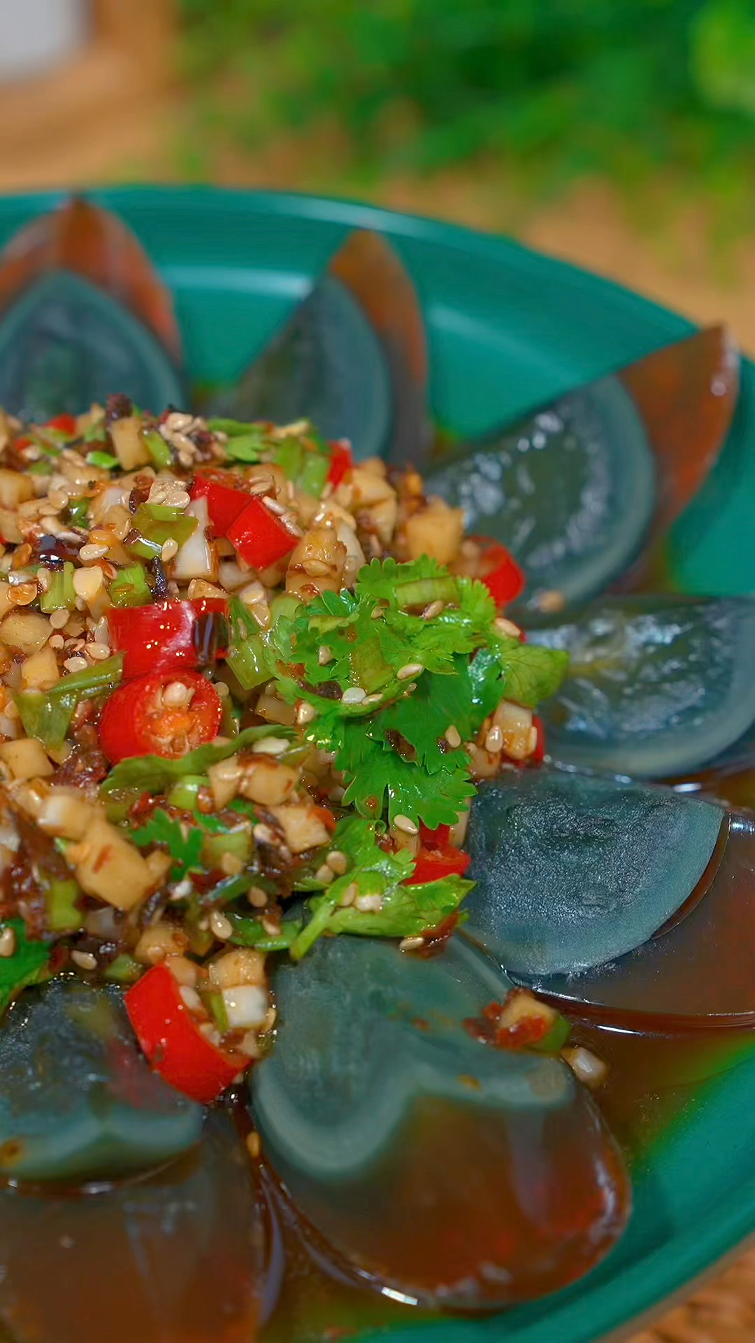 过年餐桌上大鱼大肉不一定都能吃完,但是这道凉拌菜上桌肯定连盘子都不剩~