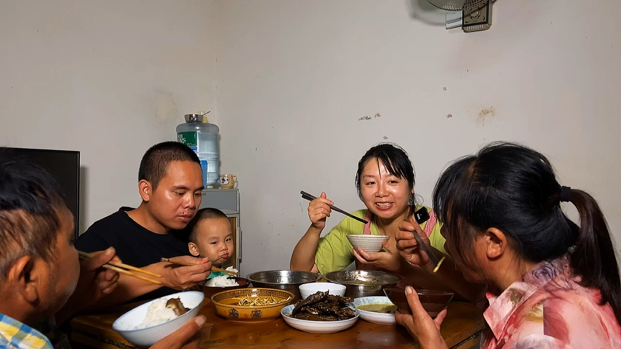 #乡村生活#小妹心枝用鱼腥草做美味,煎的干鱼黑黢黢,全家老小吃的爽歪歪