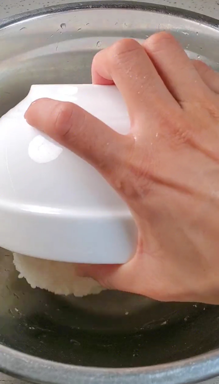 用糯米饭教你做最简单的雪媚娘,软糯香甜还拉丝,真的是美味的小甜点。