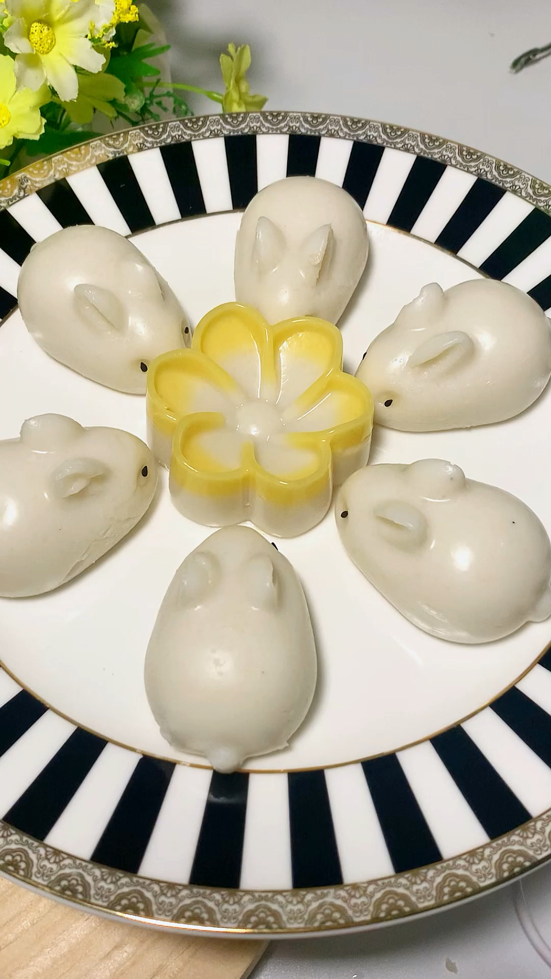 #爱美食爱生活#兔年行大运,做个简单的兔子甜品,奶香奶香的兔子马蹄糕,可爱好吃