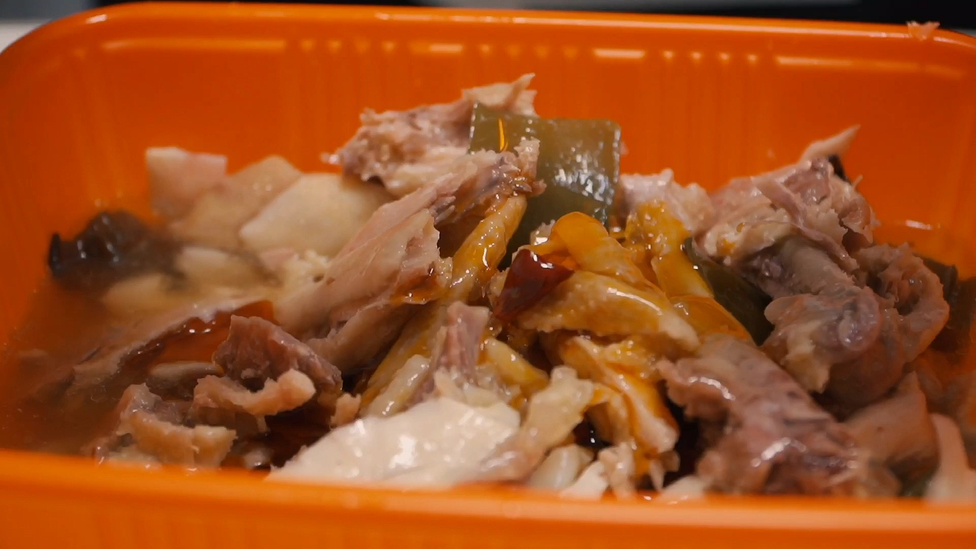 #家乡特色美食#开箱试吃新疆椒麻鸡，自己动手撕着吃才过瘾，吃一口就能让舌尖跳舞的新疆美食