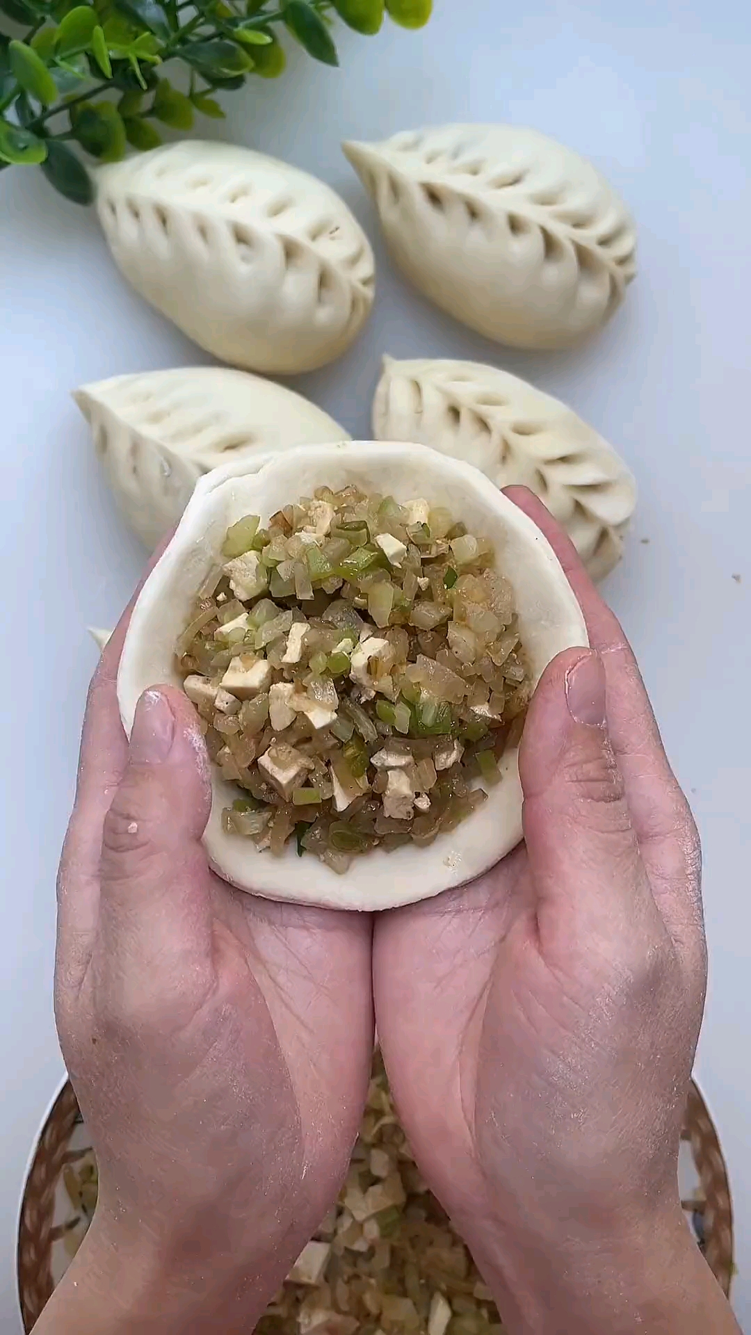 #爱美食爱生活#柳叶包子的手法