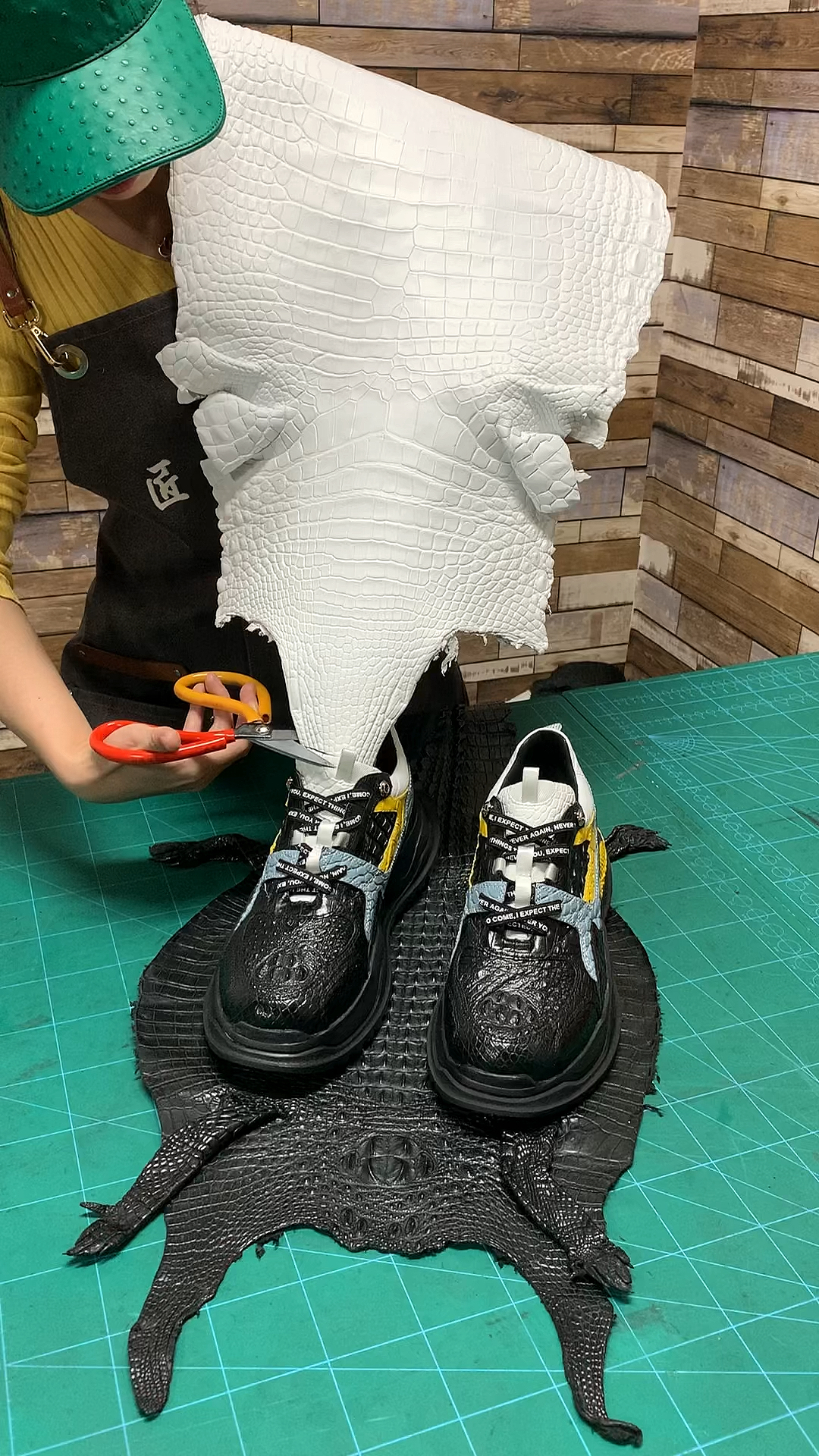 鳄鱼头骨运动鞋