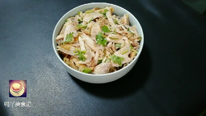 #美食#鸭丫在家做个电饭锅版的家常盐焗鸡,制作简单,肉质嫩滑
